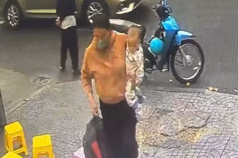 Hình ảnh bà Xuân đưa con đến bệnh viện. Ảnh: C.A.