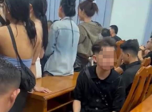 Nhiều người trong quán bar được đưa về trụ sở. Ảnh: A.X.