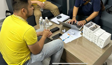 Lực lượng chức năng lấy lời khai đối với ông Trần Nhật Sơn. Ảnh: A.X.