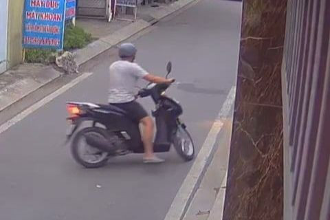 Camera ghi lại hình ảnh nam thanh niên trộm vàng của vợ chồng cụ bà ở TP Thủ Đức. Ảnh cắt từ clip.