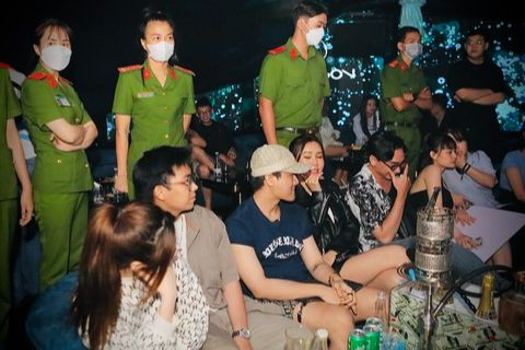 Công an kiểm tra quán bar lúc rạng sáng 8/7 (Ảnh: C.A.).