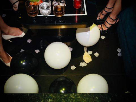 Bóng cười vứt dưới sàn (Ảnh: C.A.).