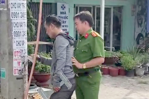 Công an đưa Tuấn đi bóc, gỡ các tờ rơi đã dán trước đó. Công an đưa Tuấn đi bóc, gỡ các tờ rơi đã dán trước đó.