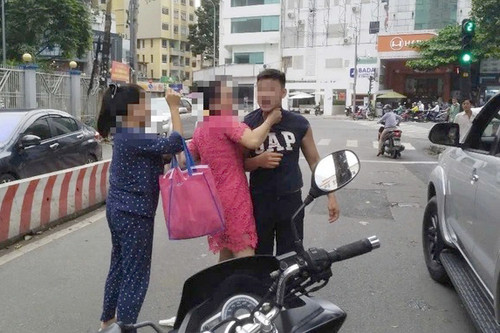 Nam tài xế hành hung người đàn ông đi xe máy. Ảnh: A.X.