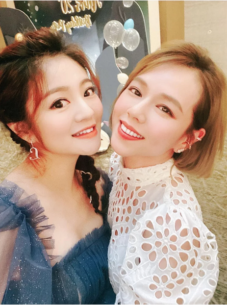 Nữ diễn viên né tránh truyền thông, song vẫn liên lạc với một số người bạn thân thiết. Nữ diễn viên né tránh truyền thông, song vẫn liên lạc với một số người bạn thân thiết.