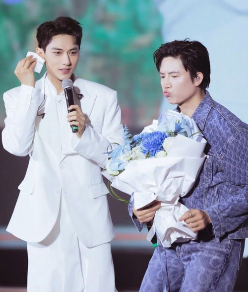 Anh Tú Voi là khách mời tại fan meeting của Isaac. Anh Tú Voi là khách mời tại fan meeting của Isaac.