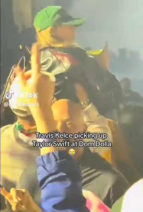Khoảnh khắc Travis Kelce nhấc bổng bạn gái tại sự kiện. Khoảnh khắc Travis Kelce nhấc bổng bạn gái tại sự kiện.
