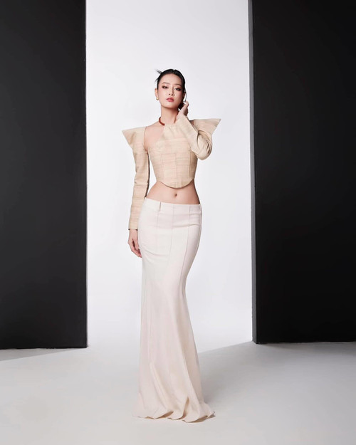 Trang phục của Bùi Khánh Linh trong vòng phỏng vấn kín. Trang phục của Bùi Khánh Linh trong vòng phỏng vấn kín.