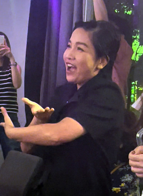 Mỹ Linh nhảy sung khi đến ủng hộ con gái. Mỹ Linh nhảy sung khi đến ủng hộ con gái.