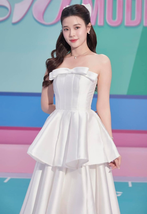 Midu từng gặp làn sóng chỉ trích tương tự Bùi Khánh Linh.