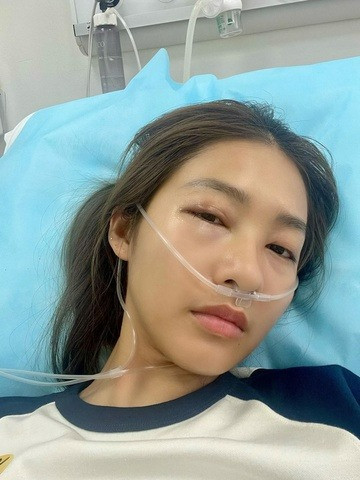 Khả Ngân nhập viện cấp cứu trong tình trạng mắt sưng vù. Khả Ngân nhập viện cấp cứu trong tình trạng mắt sưng vù.