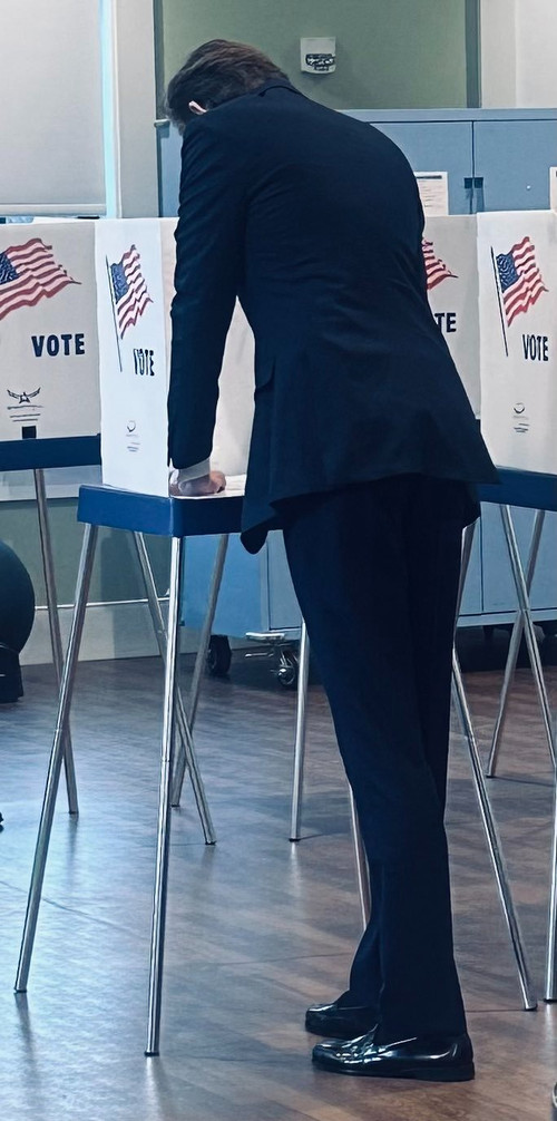 Barron Trump bỏ phiếu cho bố trong ngày bầu cử. Barron Trump bỏ phiếu cho bố trong ngày bầu cử.