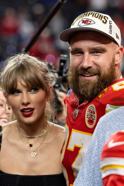 Taylor Swift hẹn hò Travis Kelce từ cuối năm 2023. Taylor Swift hẹn hò Travis Kelce từ cuối năm 2023.