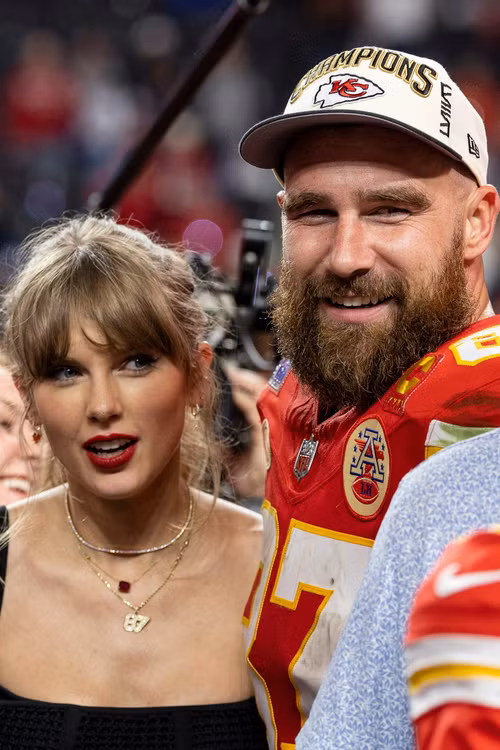 Taylor Swift hẹn hò Travis Kelce từ cuối năm 2023.