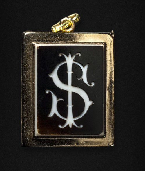 Chiếc mề đay của Isidor. Ảnh: Courtesy straus historical society.