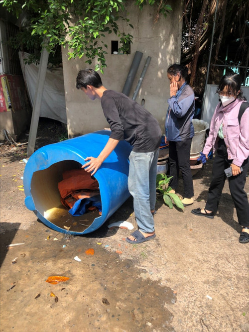 Thùng nhựa không sử dụng trong quán cà phê sân vườn tại quận 12 bị phát hiện có lăng quăng (Ảnh: HCDC).