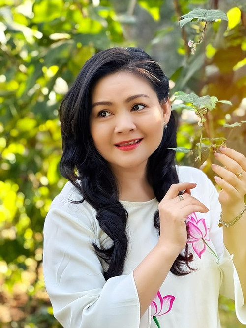 Trinh Trinh bị người đời lời ra tiếng vào, đến với Kim Tử Long vì tiền bạc. Trinh Trinh bị người đời lời ra tiếng vào, đến với Kim Tử Long vì tiền bạc.