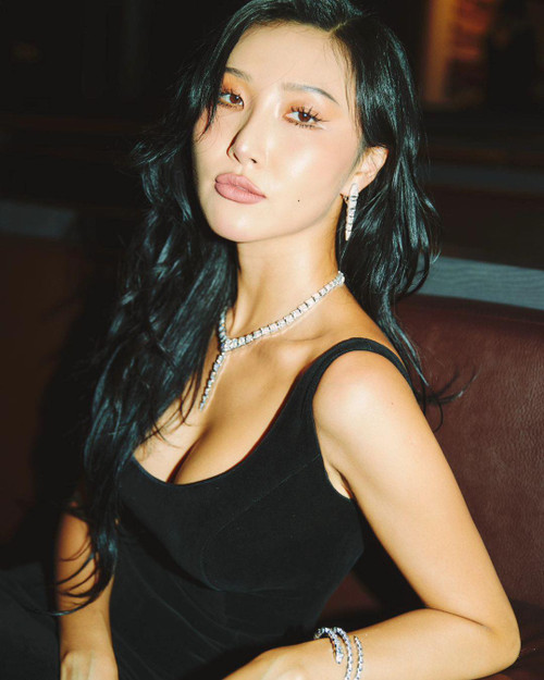Hwasa đã hẹn hò được 5 năm với doanh nhân hơn 12 tuổi. Hwasa đã hẹn hò được 5 năm với doanh nhân hơn 12 tuổi.