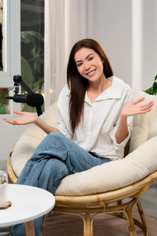 Nữ siêu mẫu trăn trở việc có nên hoàn thành việc học tập khi đã hơn 30 tuổi. Nữ siêu mẫu trăn trở việc có nên hoàn thành việc học tập khi đã hơn 30 tuổi.