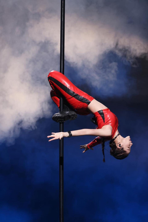 Chi Pu bị ngã đập lưng xuống sàn khi múa cột.