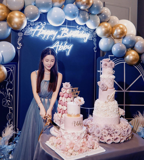 Người mẫu 28 tuổi được truyền thông Hong Kong (Trung Quốc) gọi là "ngôi sao đang lên". Người mẫu 28 tuổi được truyền thông Hong Kong (Trung Quốc) gọi là "ngôi sao đang lên".