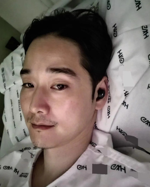 Lim Kang Seong vẫn ổn sau khi bị rắn cắn. Ảnh: IG.