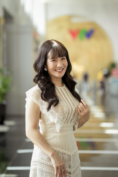 Không chỉ cống hiến cho khán giả những vai diễn hay, Nguyệt Hằng còn dùng chất giọng của mình góp phần tạo nên thành công của nhiều bộ phim. Không chỉ cống hiến cho khán giả những vai diễn hay, Nguyệt Hằng còn dùng chất giọng của mình góp phần tạo nên thành công của nhiều bộ phim.