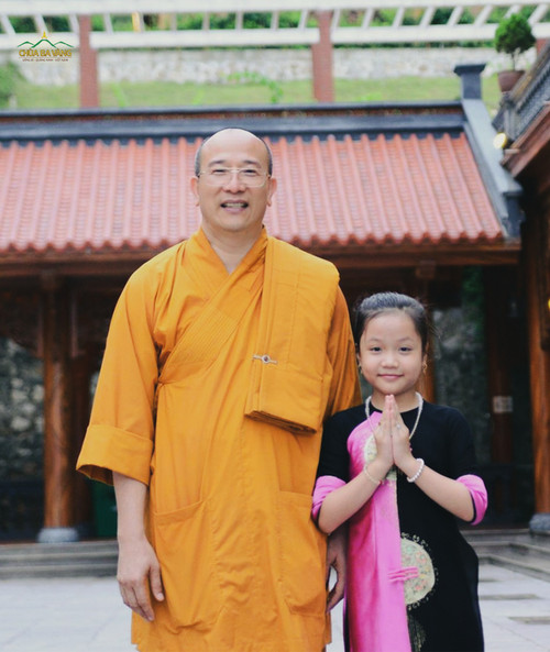 Thầy Thích Trúc Thái Minh cùng ca nương nhí Tú Thanh năm 2019.