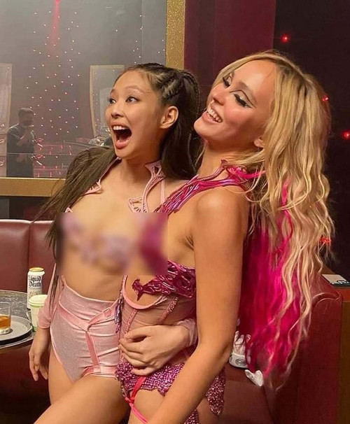 Jennie và Lily-Rose Depp. Jennie và Lily-Rose Depp.