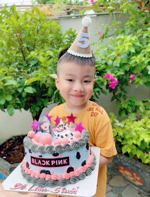 Bé Bình An thích được mọi người gọi là Bê Lisa vì yêu thích thành viên Lisa nhóm BlackPink. Ảnh: NVCC. Bé Bình An thích được mọi người gọi là Bê Lisa vì yêu thích thành viên Lisa nhóm BlackPink. Ảnh: NVCC.