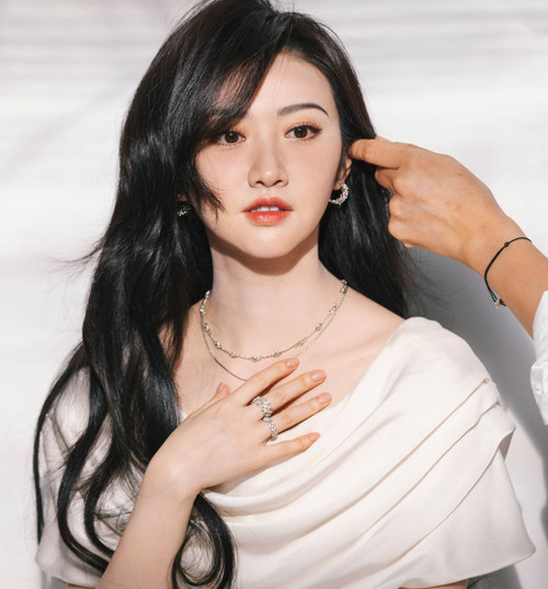 Cảnh Điềm chịu đả kích khi bị lan truyền hình ảnh, video nóng với mục đích câu view. Ảnh: Weibo.