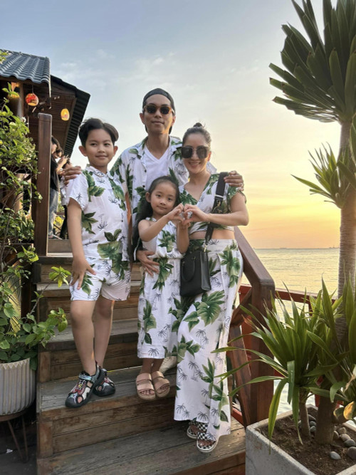 Vợ chồng Khánh Thi - Phan Hiển muốn hai con phát triển một cách tự nhiên nhất. Vợ chồng Khánh Thi - Phan Hiển muốn hai con phát triển một cách tự nhiên nhất.