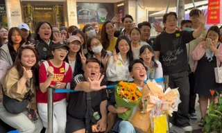 Khoai Lang Thang mở "podcast chữa lành" giữa Phố đi bộ Nguyễn Huệ