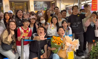 Khoai Lang Thang mở "podcast chữa lành" giữa Phố đi bộ Nguyễn Huệ