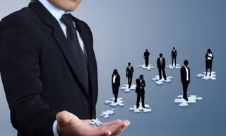 Từ nhân viên lên leader: Ngoài năng lực, bạn trẻ cần kỹ năng gì để không bị "ngợp"?