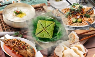 Tết này, đến Huế gói bánh chưng, ăn canh bánh gạo "tài lộc" ở Hàn