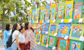 Bước vào hai thế giới: Triển lãm tranh của teen khiến người xem thấy chính mình