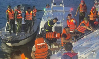 Gần 1.000 người thuộc lực lượng của các đơn vị cùng hơn 100 phương tiện tham gia tổ chức tìm kiếm những nạn nhân còn mất tích. (Ảnh: Hoàng Dương/ TPO)