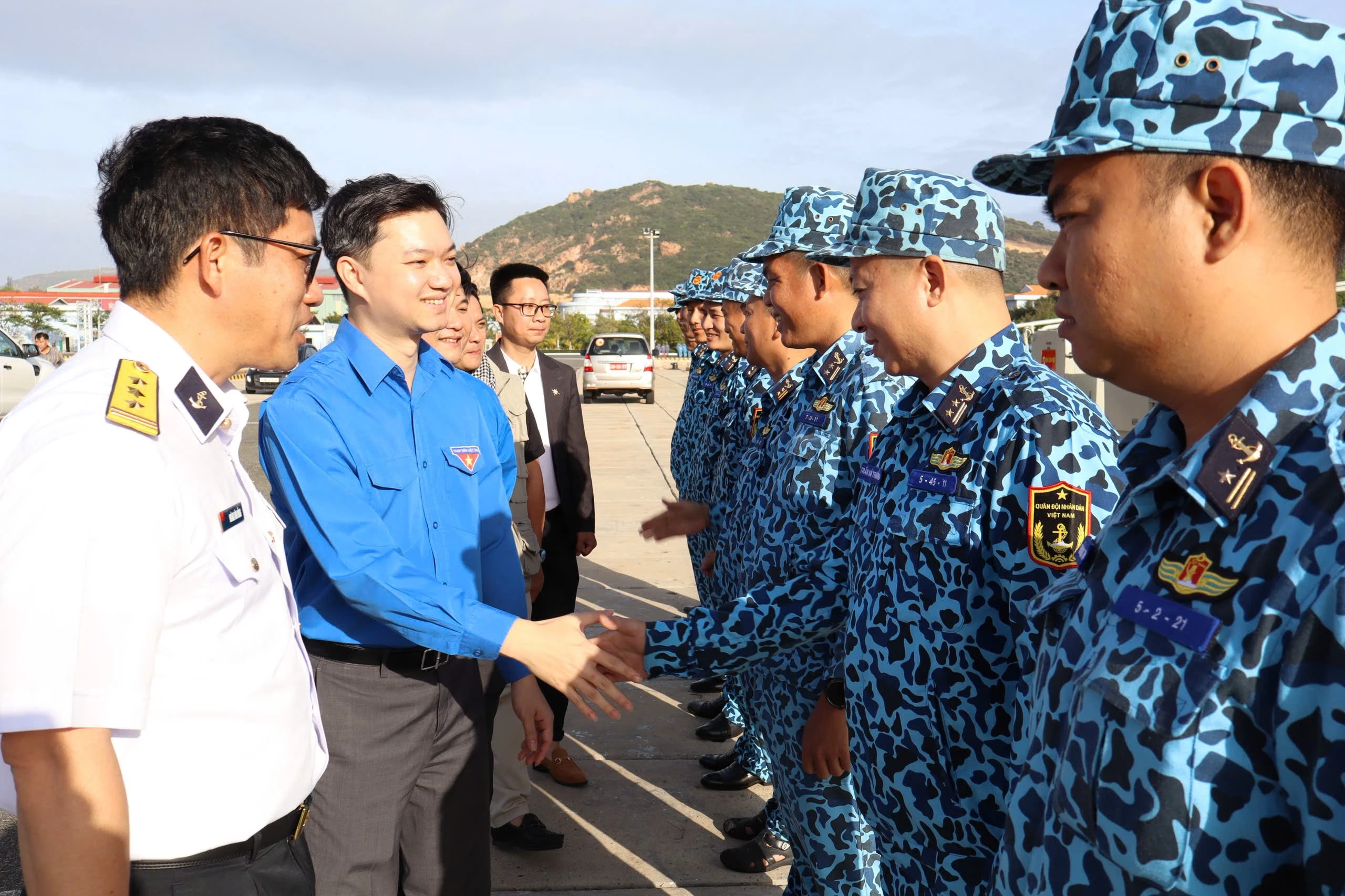 Lãnh đạo Đoàn thăm, chúc Tết cán bộ chiến sĩ Vùng 4 Hải quân và Lữ đoàn Tàu ngầm 189