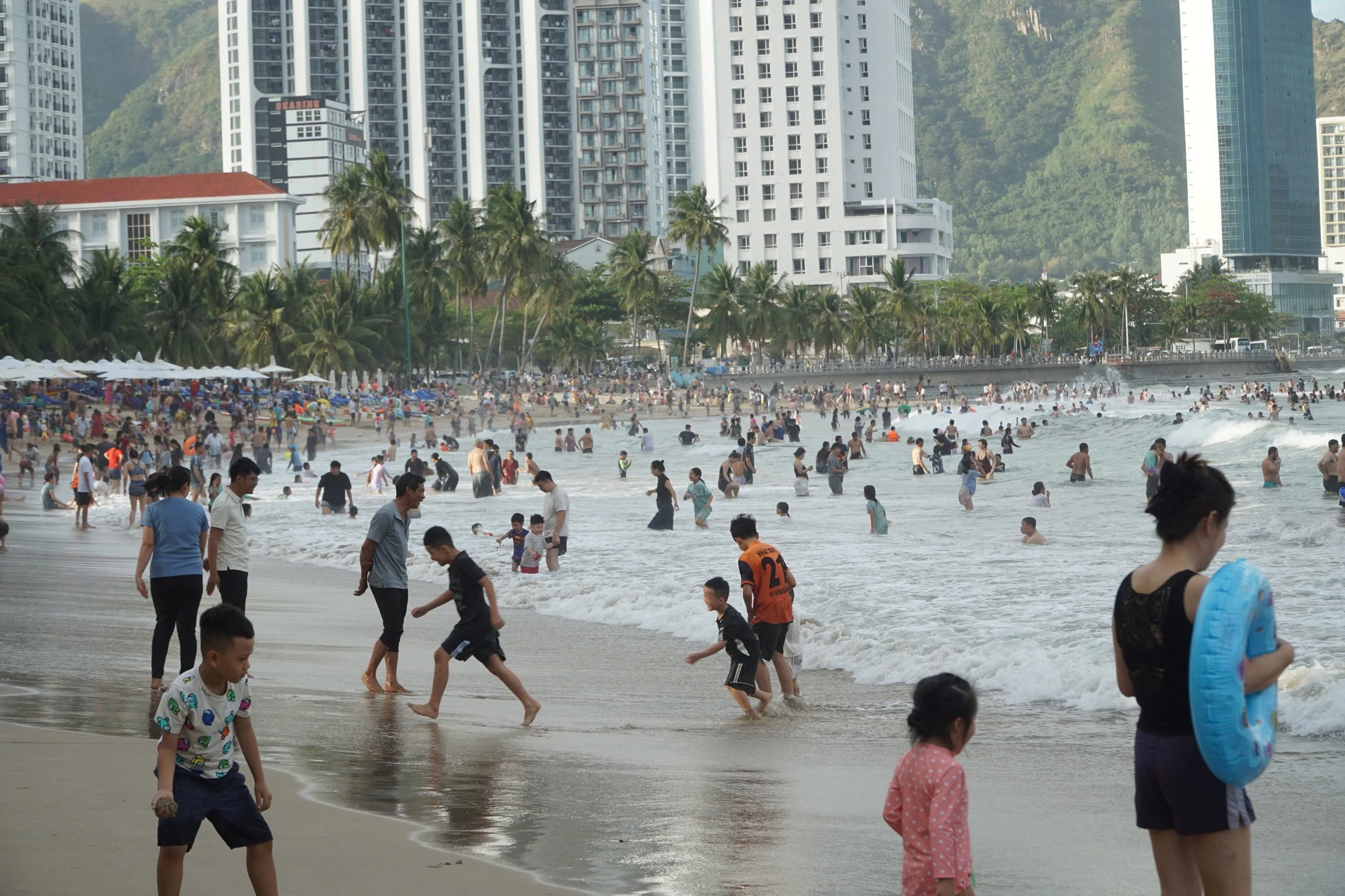 Nha Trang: Cứu hộ 10 người, phát hiện thi thể du khách nước ngoài do sóng lớn