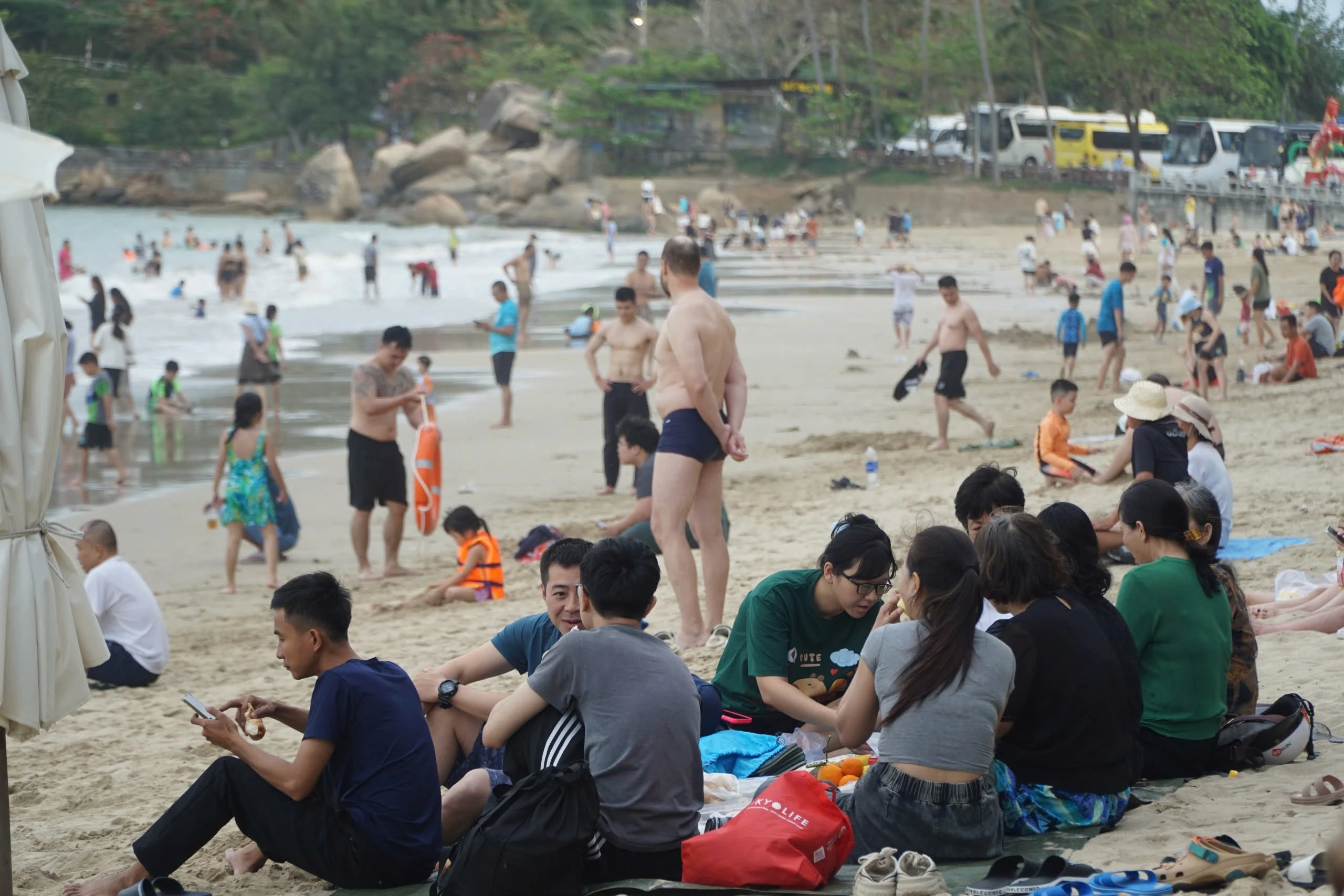 Hàng nghìn người đổ về biển Nha Trang du xuân, không khí sôi động nhộn nhịp