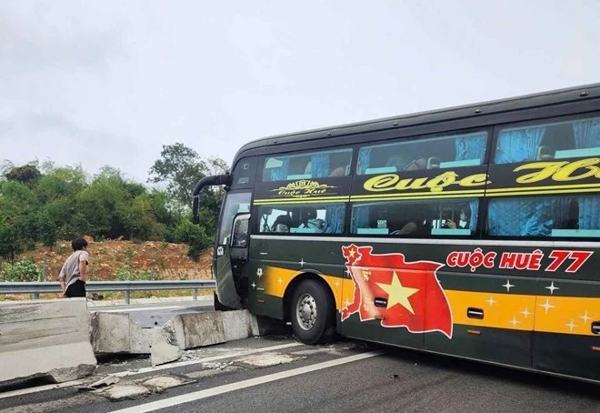 Xe khách mất lái trên cao tốc Cam Lâm - Vĩnh Hảo, hàng trăm xe ùn ứ