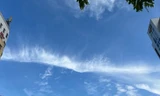Dải mây trắng lạ vắt ngang bầu trời Hà Nội sáng nay: Báo hiệu gì về thời tiết?