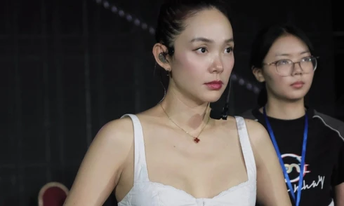 Sân khấu sập vì mưa giông ở Hạ Long 