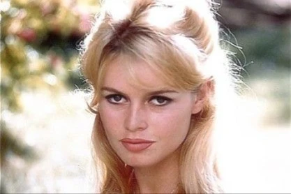 Nhan sắc phá vỡ mọi chuẩn mực của biểu tượng điện ảnh vừa qua đời 