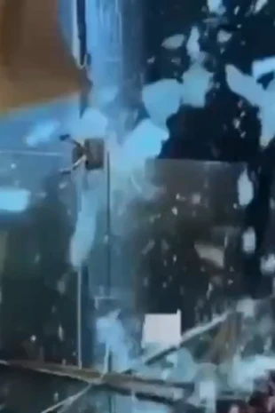 Clip bão 'quật' vỡ kính khách sạn ở Quy Nhơn