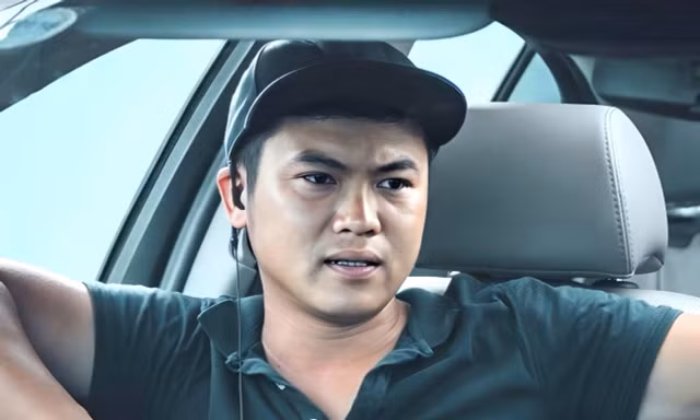 Từ đứa trẻ sống ở chùa, kiếm sống ở Thảo Cầm Viên giờ là đạo diễn trăm tỷ 'bám đuổi' Trấn Thành, Đặng Thái Huyền 