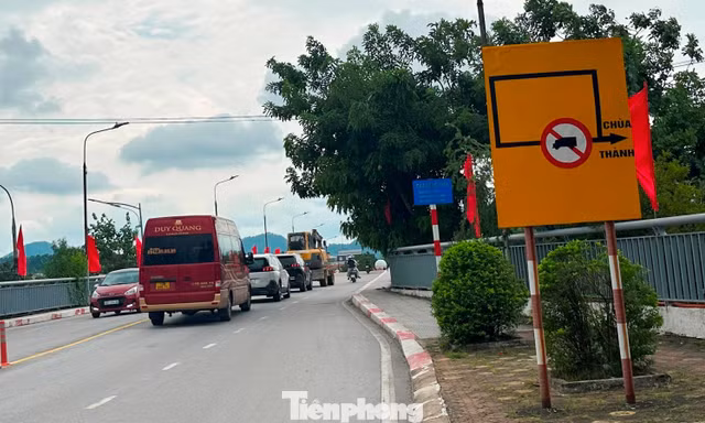 Cầu Đông Kinh xuất hiện vết nứt, cấm xe tải qua lại