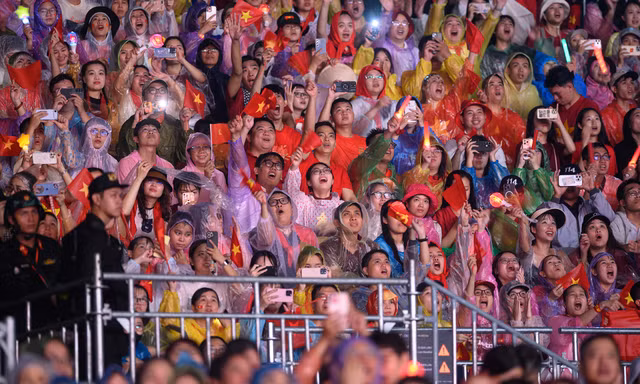40.000 người hát Quốc ca dưới mưa