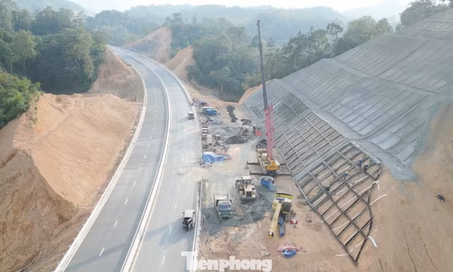 Rốt ráo thi công các hạng mục cuối trên cao tốc Hữu Nghị - Chi Lăng